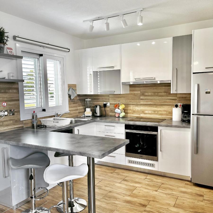 Coral Bay Modern Renovated Apartment By The Sea Paphos Exterior foto